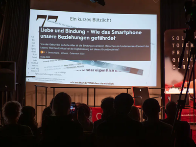 Eine Folie einer PowerPoint-Präsentation, auf der steht: "Liebe und Bindung – wie das Smartphone unsere Beziehung gefährdet" | © AWO Bremerhaven / Simone Hryzyk